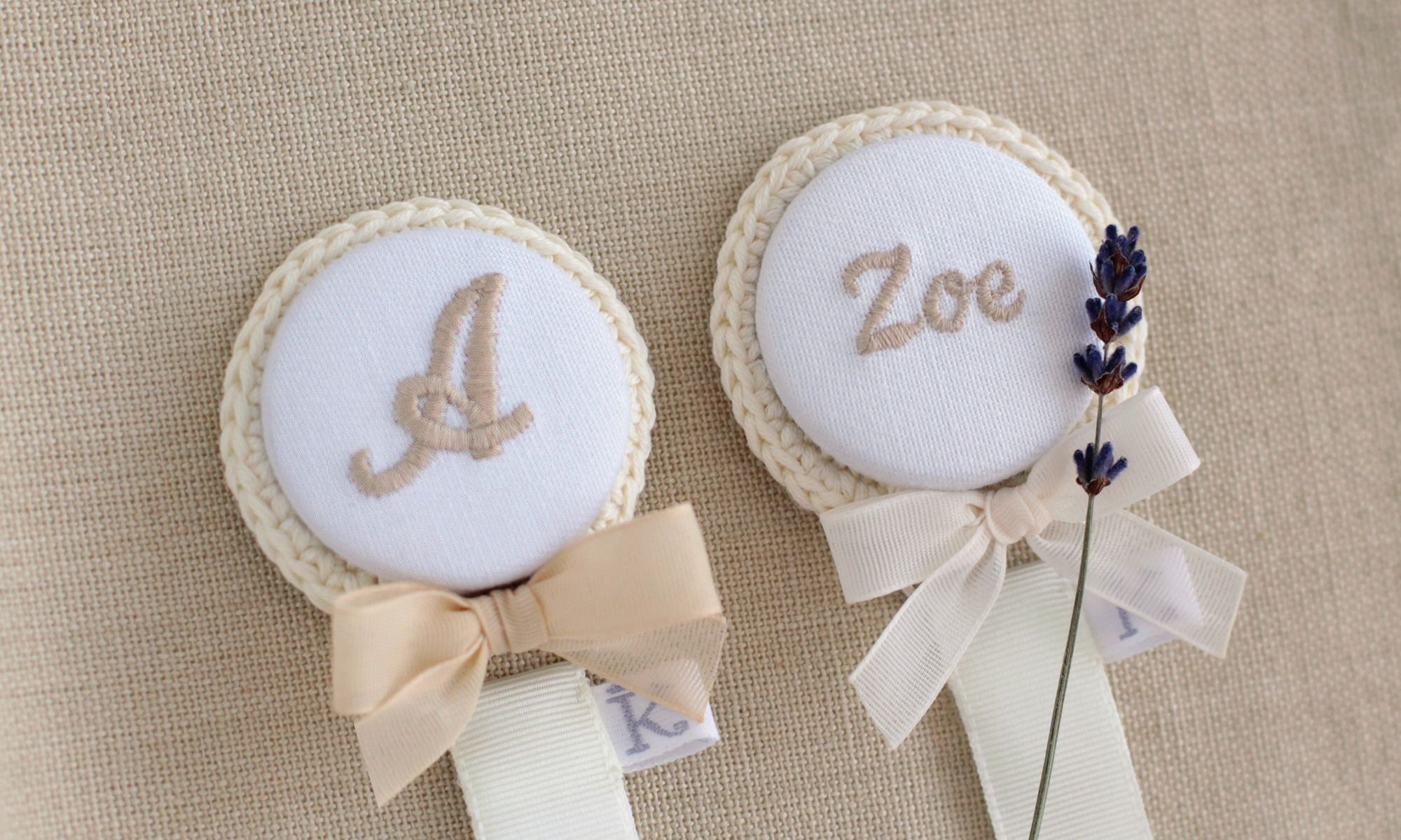Chupeteros De Algodón Natural Bordados Con Nombre 2 Chupeteros sujetachupetes personalizados bordados con la inicial o el nombre del bebé, complemento de bautizo ideal