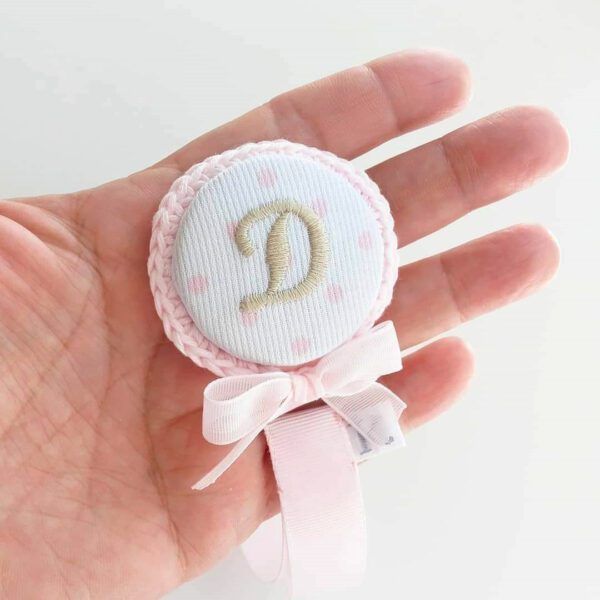 Chupetero personalizado con nombre bordado en rosa o azul CARLA