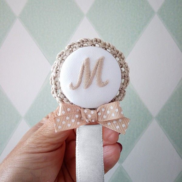 Chupetero personalizado con nombre bordado LACITO DOTS rosa, celeste, gris, beige o camel