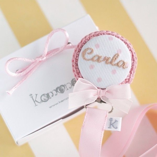 Chupeteros De Algodón Natural Bordados Con Nombre 9 Chupeteros personalizados con nombre para bautizo, con nombre o inicial bordada. Complemento para bautizo perfecto para el traje de cristianar. Regalo de nacimiento o regalo de bautizo. Chupeteros exclusivos.