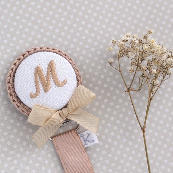 Chupeteros De Algodón Natural Bordados Con Nombre 33 Chupeteros personalizados para bautizo, con nombre o inicial bordada. Complemento para bautizo perfecto para el traje de cristianar. Regalo de nacimiento o regalo de bautizo. Chupeteros exclusivos.