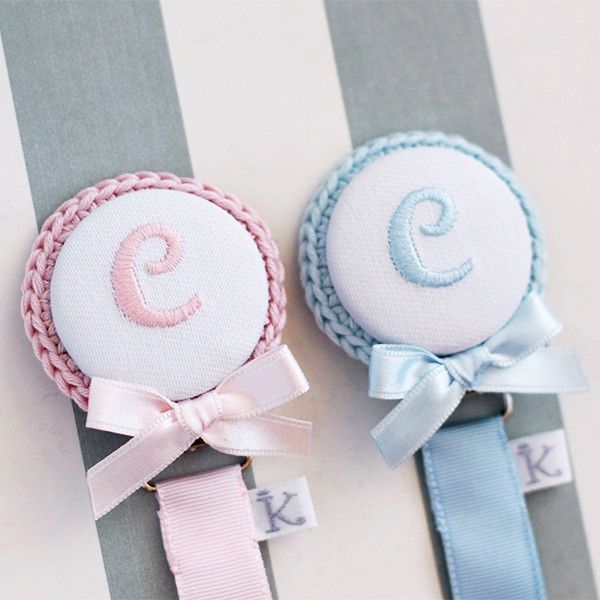 Chupetero personalizado con nombre bordado CLASSIC en rosa, azul, beige o camel