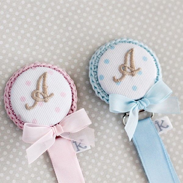 Chupetero personalizado con nombre bordado en rosa o azul CARLA