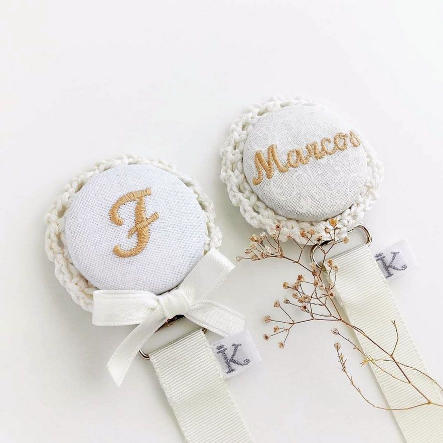 Chupetero Bordado Personalizado Para Bautizo Leaves 5 chupetero personalizado para bautizo beige