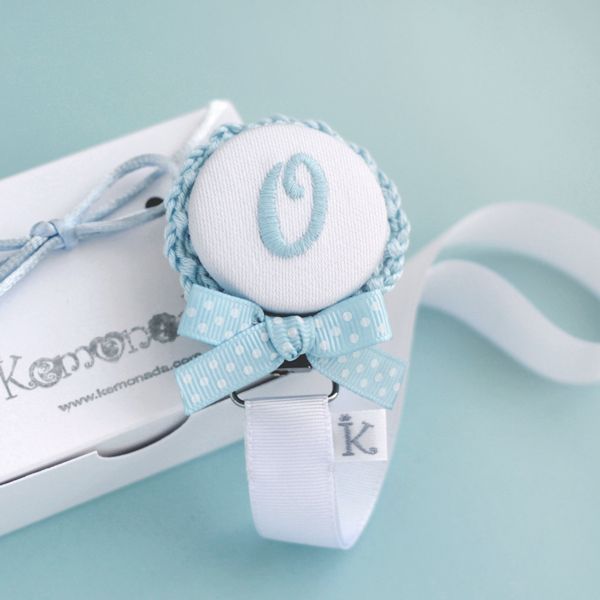 Chupetero personalizado con nombre bordado LACITO DOTS rosa, celeste, gris, beige o camel