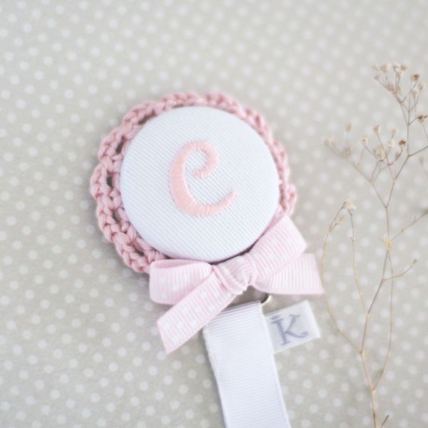 Chupetero personalizado con nombre bordado LACITO DOTS rosa, celeste, gris, beige o camel