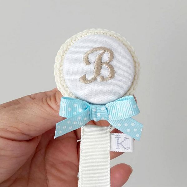 Chupetero para bautizo personalizado LITTLE DOTS BAUTIZO con lacito de colores