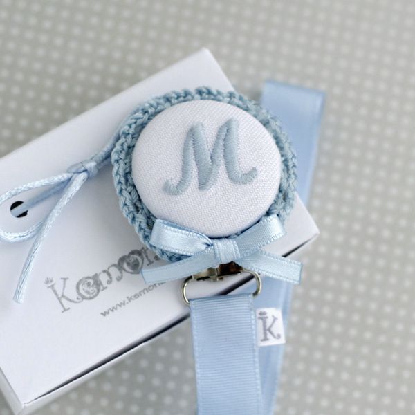 Chupetero personalizado con nombre bordado CLASSIC en rosa, azul, beige o camel