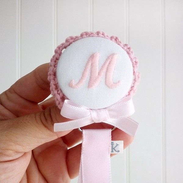 Chupetero personalizado con nombre bordado CLASSIC en rosa, azul, beige o camel