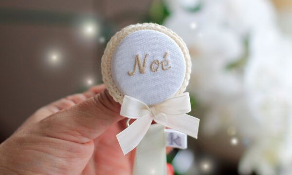 Chupetero para bautizo personalizado CLOUD BEIGE con lacito de colores