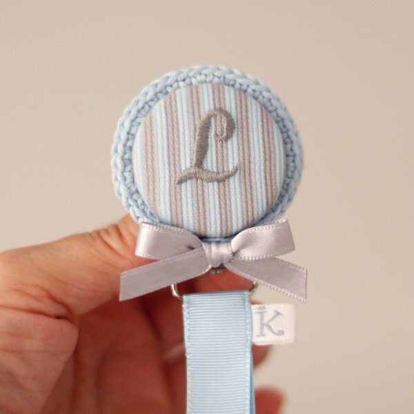 Chupetero personalizado con nombre bordado LITTLE BLUE STRIPES