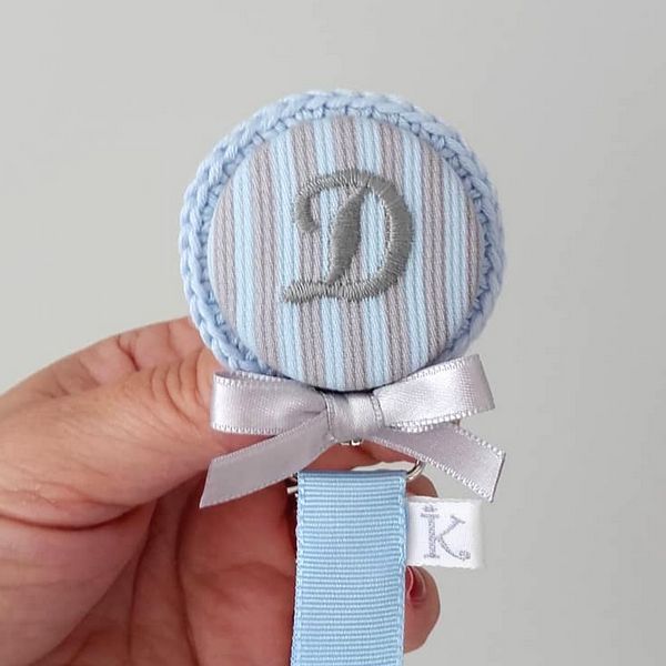 Chupetero personalizado con nombre bordado LITTLE BLUE STRIPES