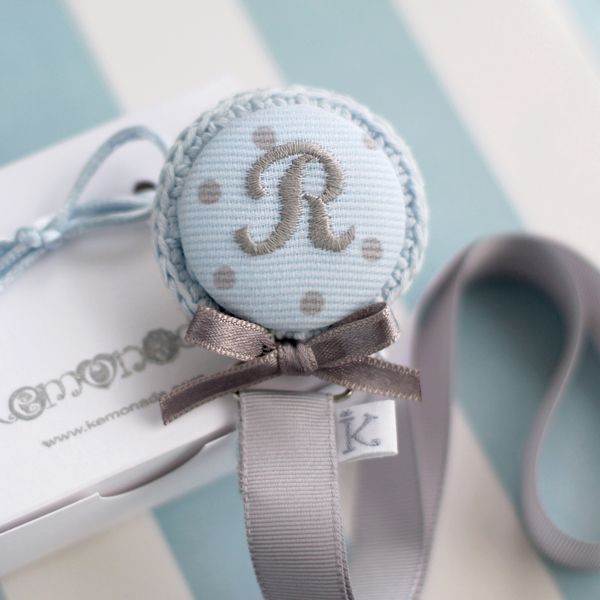 Chupetero personalizado con nombre bordado «GRAY DOTS»