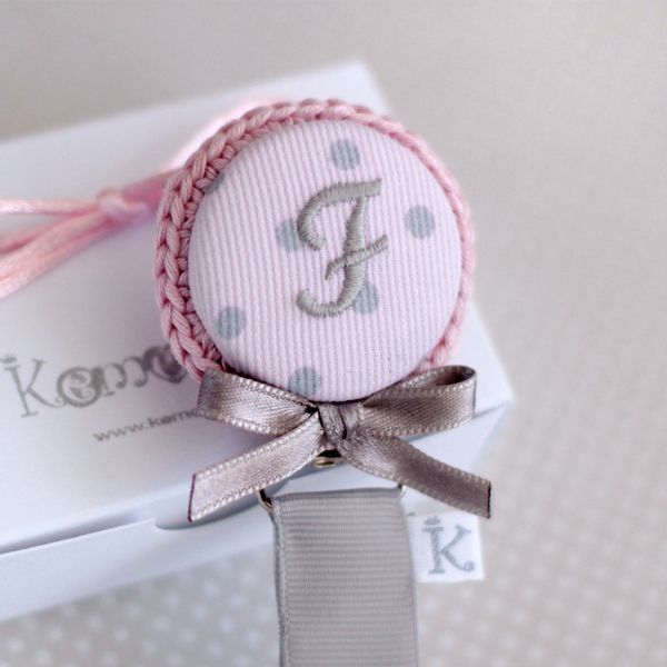 Chupetero personalizado con nombre bordado «GRAY DOTS»